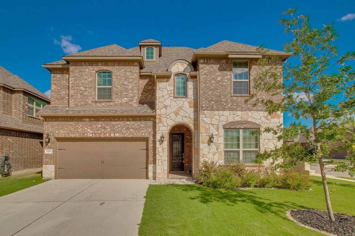 Foto principal - 1300 Mustang Brook Ln