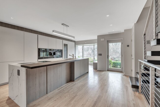 Building Photo - Luxurious Contemporary 4 Story 4bd/3.5bath...