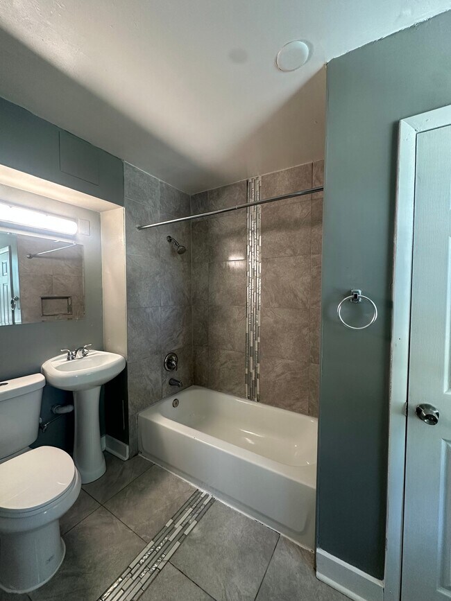 Foto del edificio - 4037 Cedardale Rd