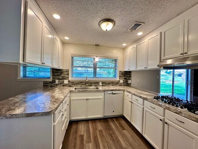 Foto del edificio - 3710 Hillside Dr