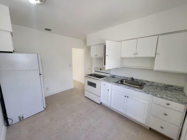Foto del edificio - 640 NW 77th St