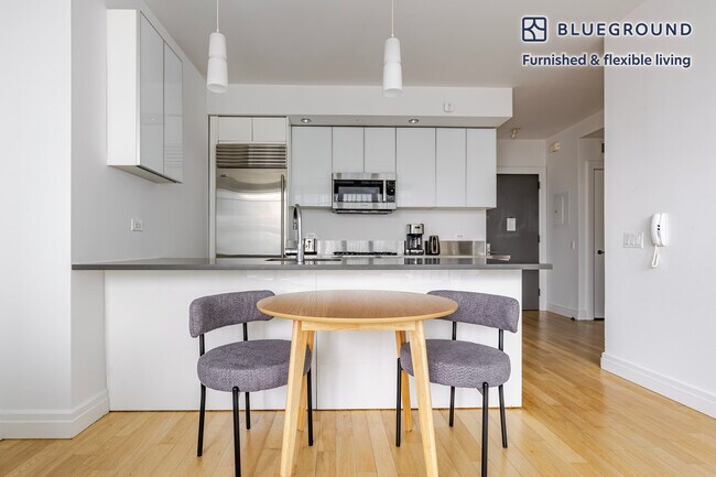 Building Photo - 550 W 54th St