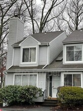 Building Photo - 20 E Pembroke Rd