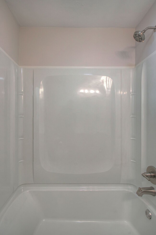 Building Photo - Remodeled 2BR Townhome in Spring Hill