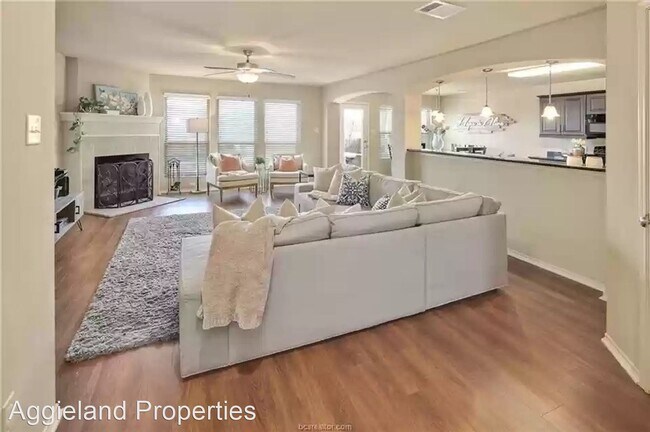 Foto del edificio - 3 br, 2.5 bath House - 301 Triumph Ct