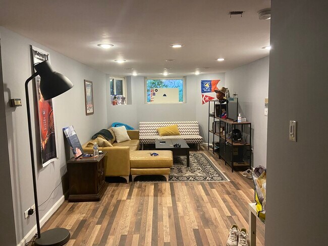 Foto del edificio - 2227 N Bissell St