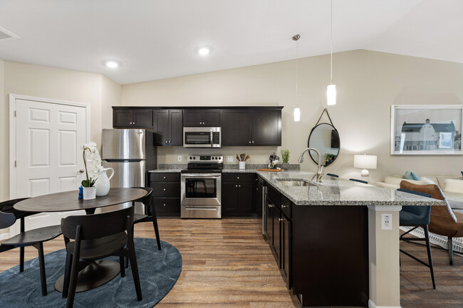 Disfruta de un Amplia cocina, completa con encimeras de granito y una amplio Island - Redwood Brownstown Telegraph Sibley Road