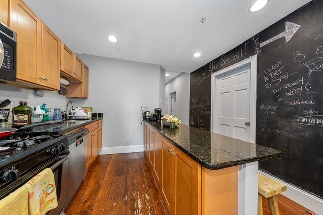 Building Photo - Great 4 bed 2 bath in Mission Hill... SEPT 1ST MOVE