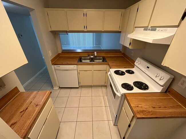 Foto del edificio - 9843 Three Lakes Cir