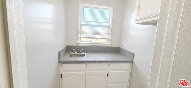 Foto del edificio - 1351 Cochran Ave