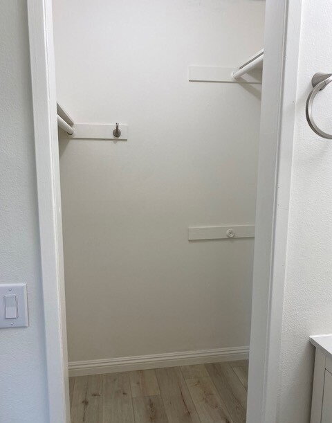 Foto principal - "Charming 1-Bedroom Gem with Hardwood Eleg...
