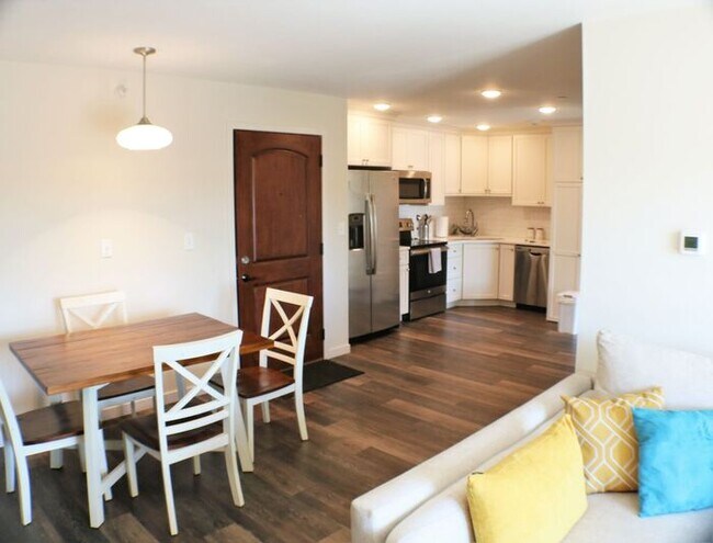 Foto del edificio - $2,100 | 2 Bedroom, 2 Bathroom Semi-Furnis...