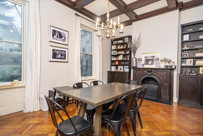 Foto del edificio - 829-831 Hudson St