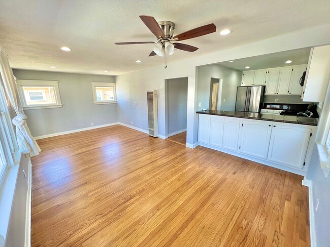 Building Photo - 2 Bedroom California Bungalow