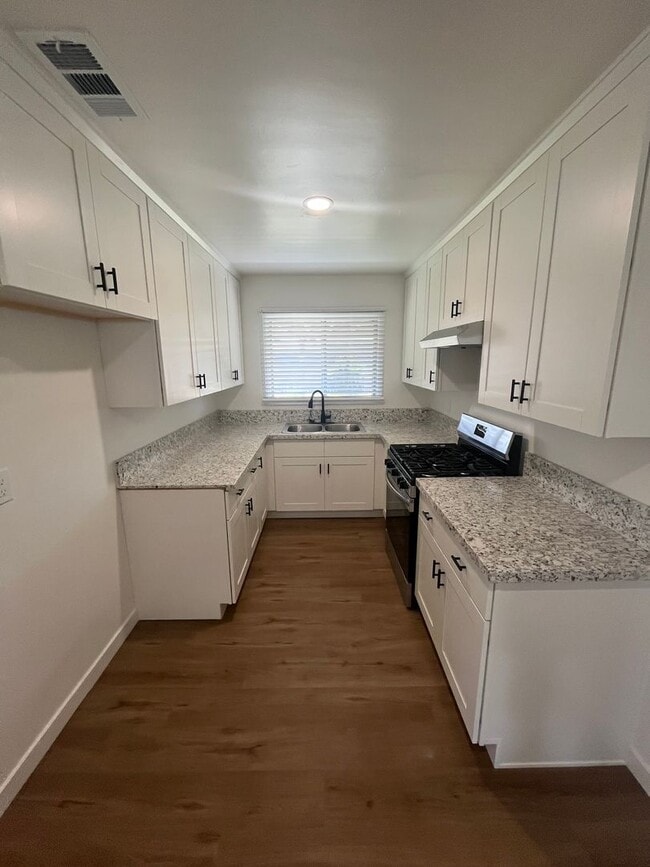 Building Photo - Lovely 3 Bedroom 1 Bath House with Garage