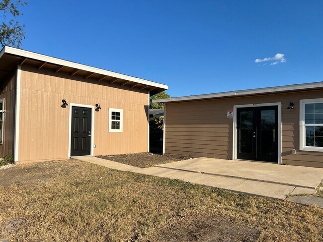 Building Photo - 6 Bedroom 3 bath in San Antonio (1 bedroom...