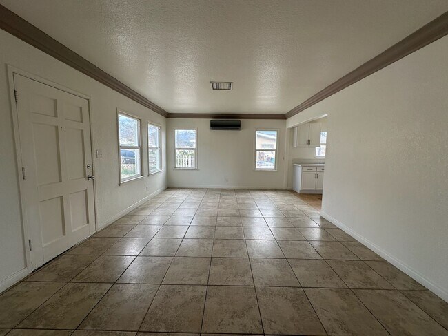 Foto del edificio - 3 BED 1 BATH HOME + STUDIO UNIT SAN BERNAR...