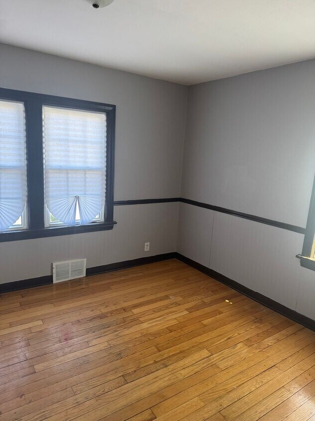 Foto del edificio - 4Br 2Ba Tri-level home