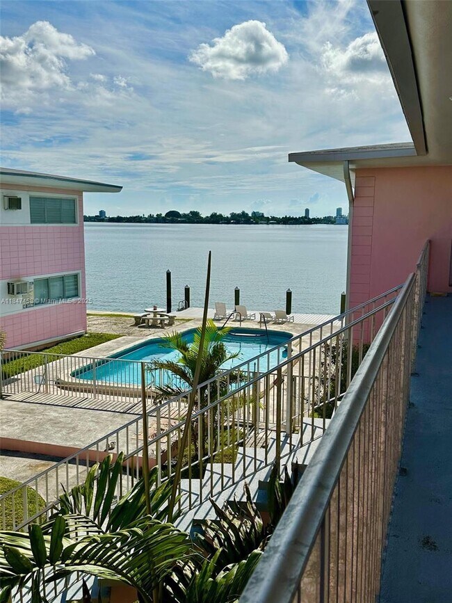 Foto del edificio - 7921 East Dr