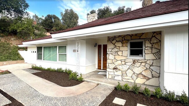 Building Photo - 2430 Risa Dr