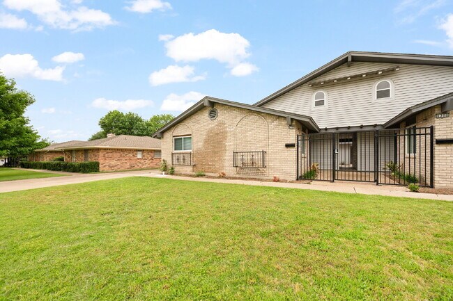 Foto del edificio - 2 Bed, 2 Bath Duplex
