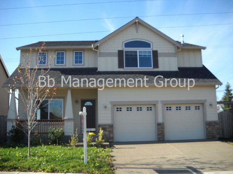 Foto principal - Like New! Spacious Light & Bright Home Clo...