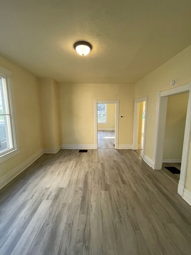 Building Photo - Beautifully renovated 3 bedroom home in Ne...