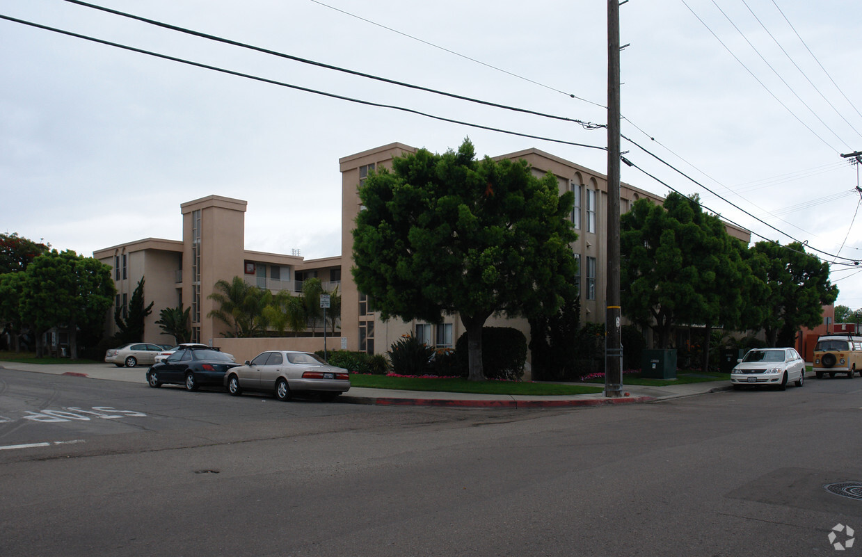 Building Photo - La Playa Corona