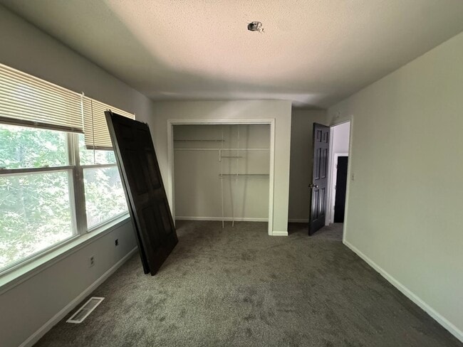 Building Photo - 5141-5143-5143 Louisville Ct