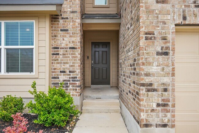 Building Photo - 4 Bedroom/3 Bath Redbird Ranch Subdivision