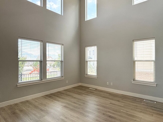 Building Photo - Gorgeous Poolside Corner Townhome at Mount...