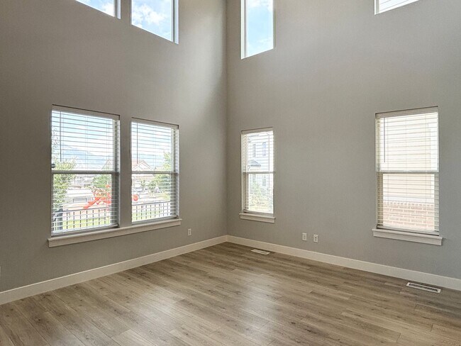 Foto del edificio - Gorgeous Poolside Corner Townhome at Mount...