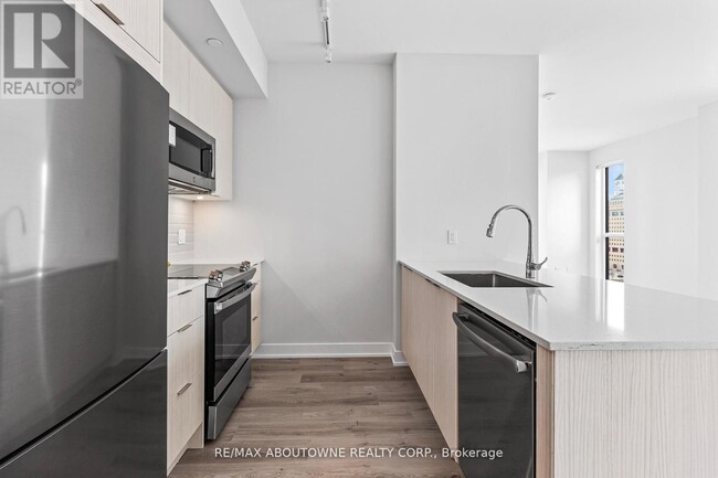 Photo du bâtiment - 430 Square One Dr