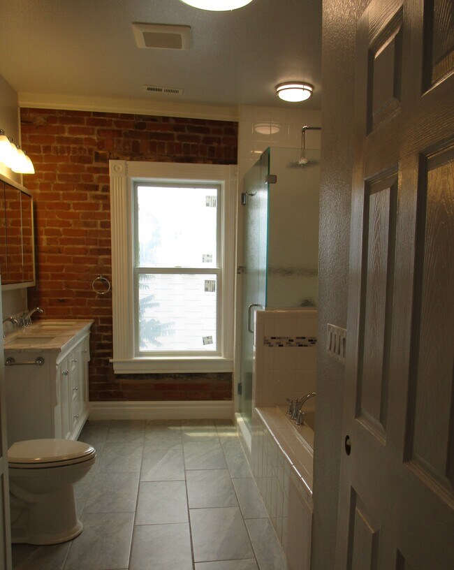 Foto del edificio - 615 W 11th St
