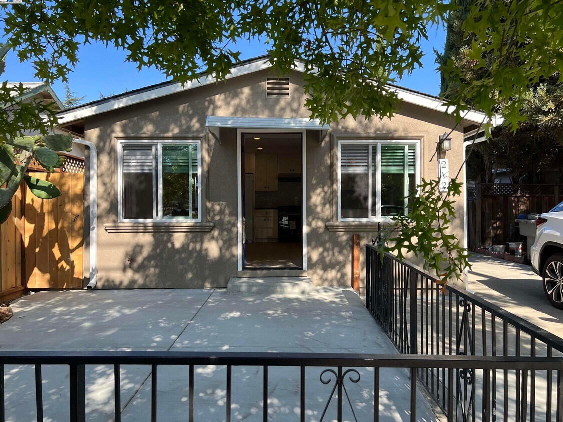Foto principal - 212 S Rengstorff Ave