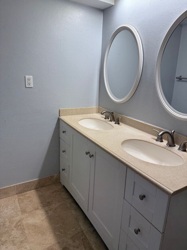 Building Photo - LEASE NOW AND ENJOY 50% OFF 2ND MONTH! Loc...