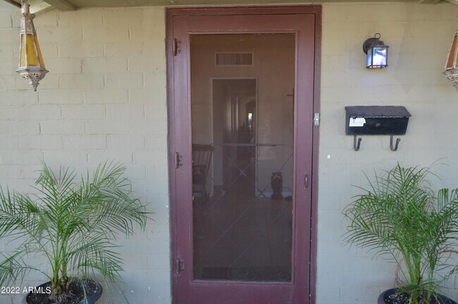 Building Photo - 15 W Mission Ln