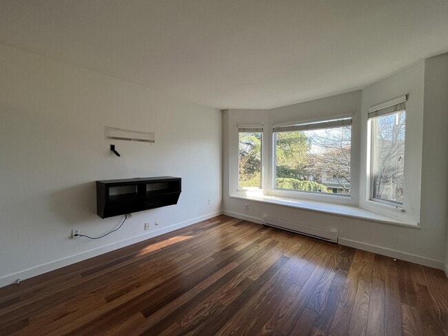 Building Photo - 3183 Esmond Ave