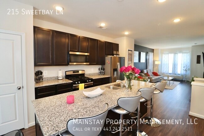 Building Photo - 3 Bed Townhome in Desirable Watershed Comm...