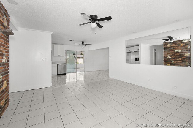 Foto del edificio - 325 NW Rebecca Ave