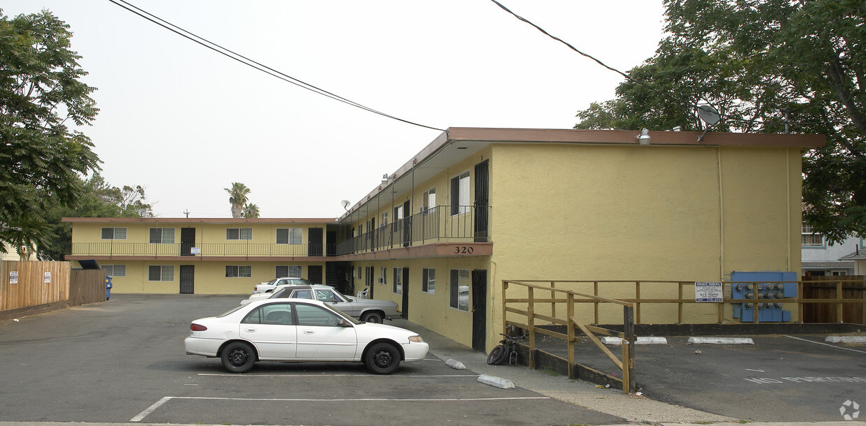 Primary Photo - 320 W 20th St