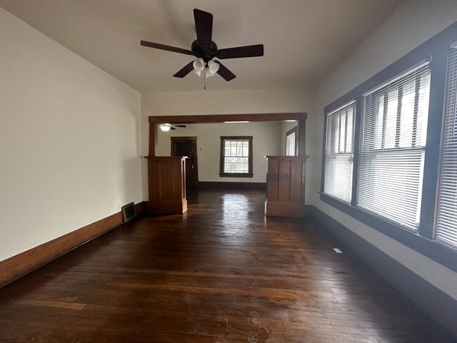 Foto del edificio - 907 N Faulkner St