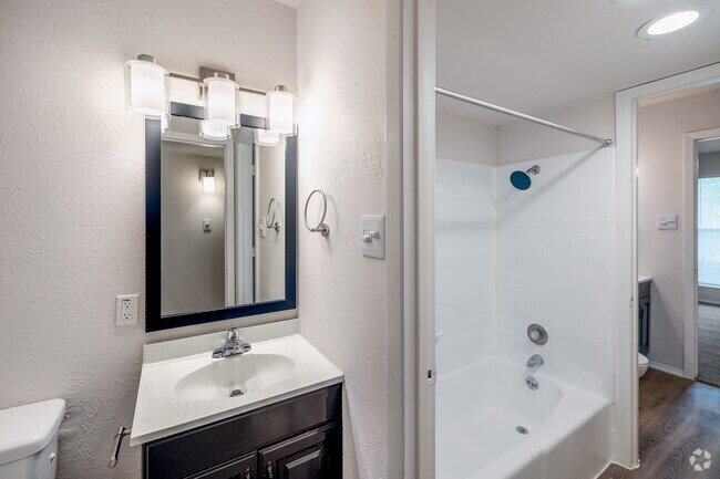B1 2BR, 2BA - 890SF - Segundo baño - Spring Valley Apartments