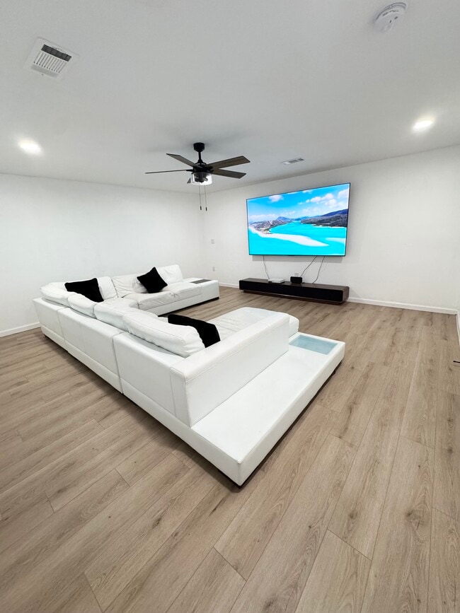 Foto del edificio - 17926 Hillcrest Rd