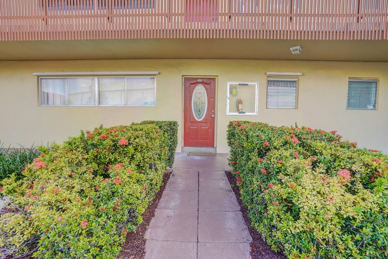 Primary Photo - 200 Waterway Dr S