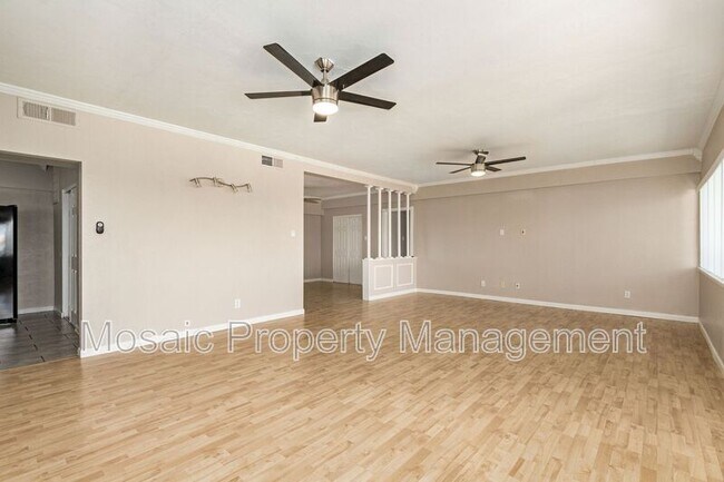 Building Photo - 353 E Thomas Rd