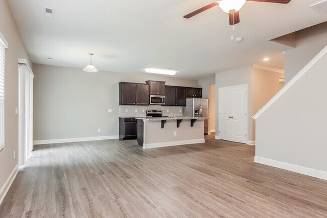 Foto del edificio - Spacious 4 bedroom home with main level of...
