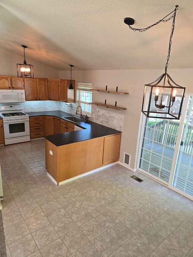 Foto del edificio - Beautiful home in desirable Riverside Harbor.