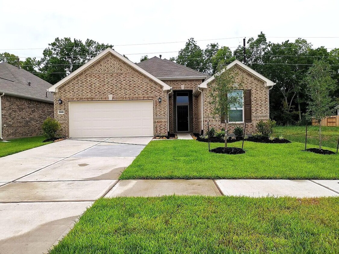 Foto principal - 22635 Strathmore Dr