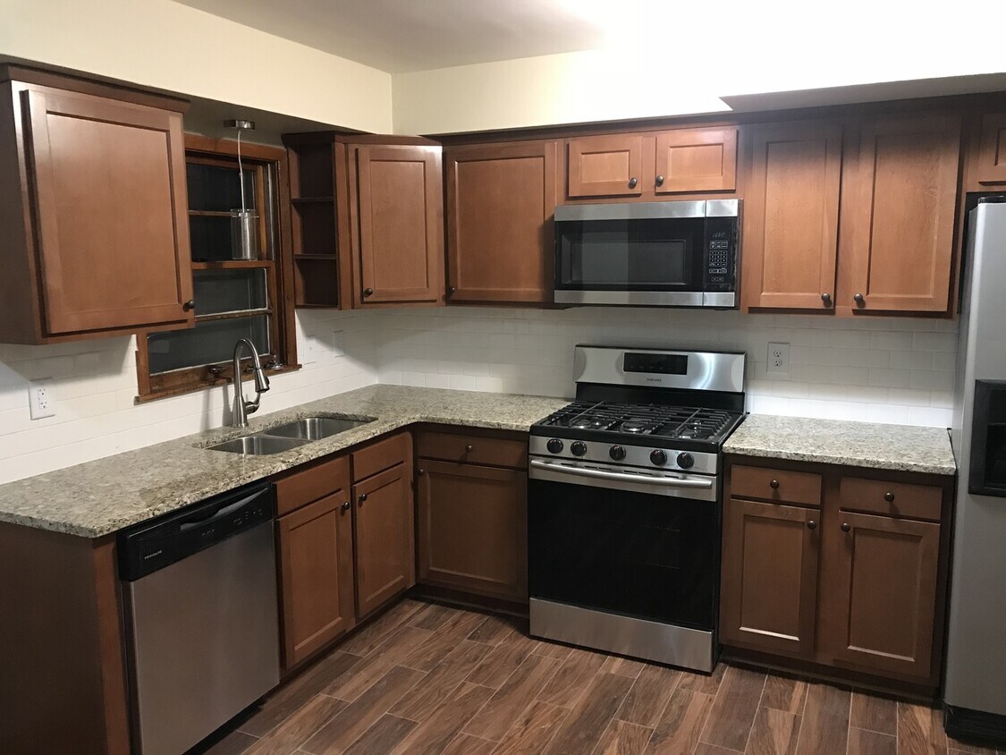 Primary Photo - Amazing 4 Bedroom 2 Bath Home in South St....